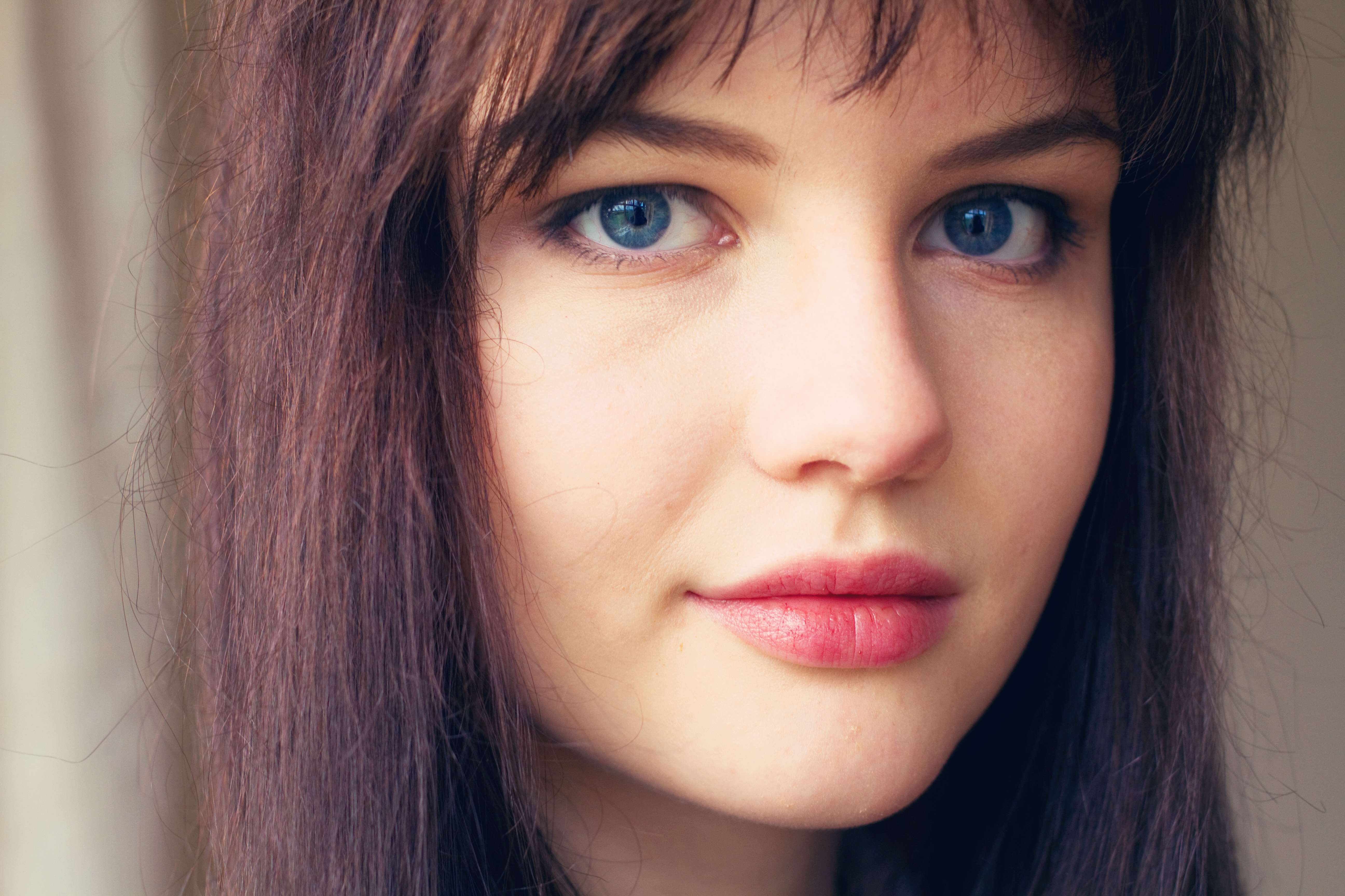 Blue Eyed Brunette Hair: 10 Stunning Examples - wide 10