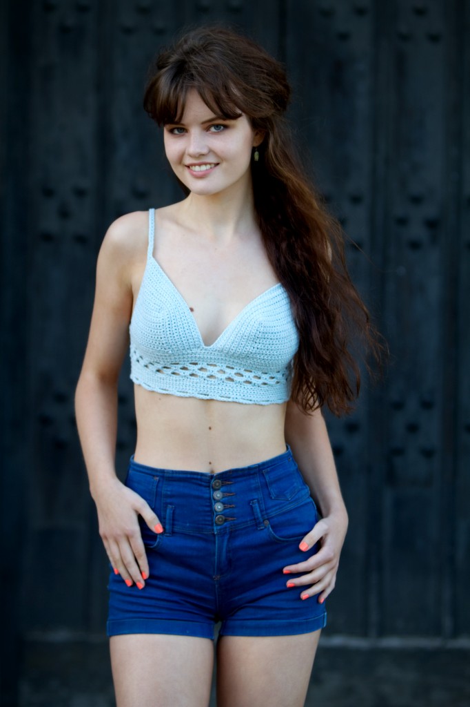 cropped-bralet-in-blue-yarn