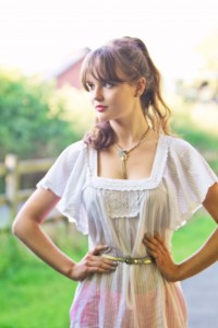 UK teen fashion blogger in white boho style tunic and gold belt