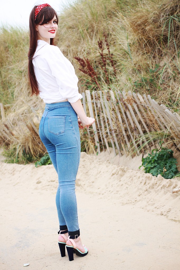 brunette-wearing-joni-jeans