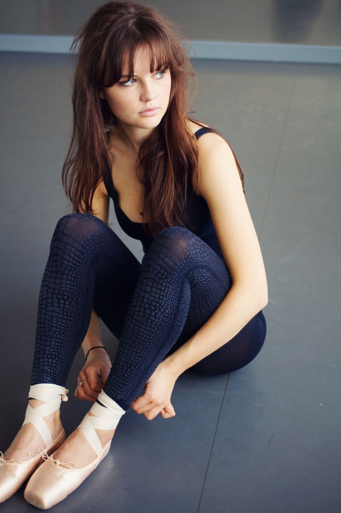 brunette-putting-on-pointe-shoes