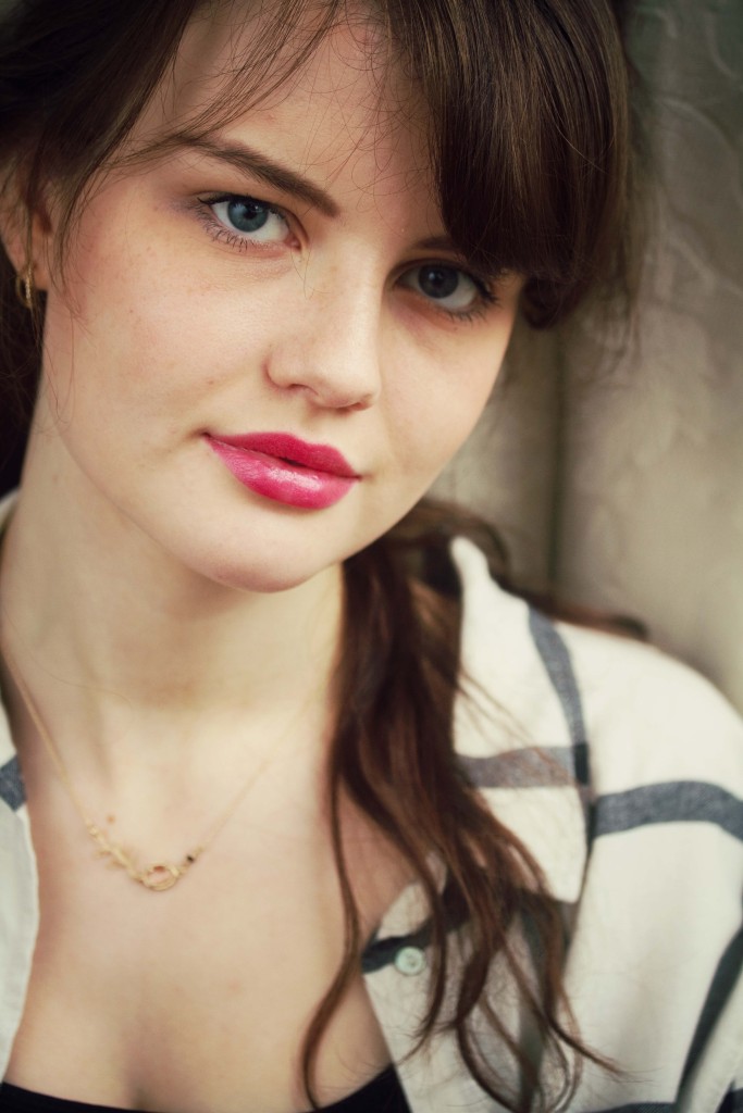 brunette-wearing-black-cream-shirt-hm