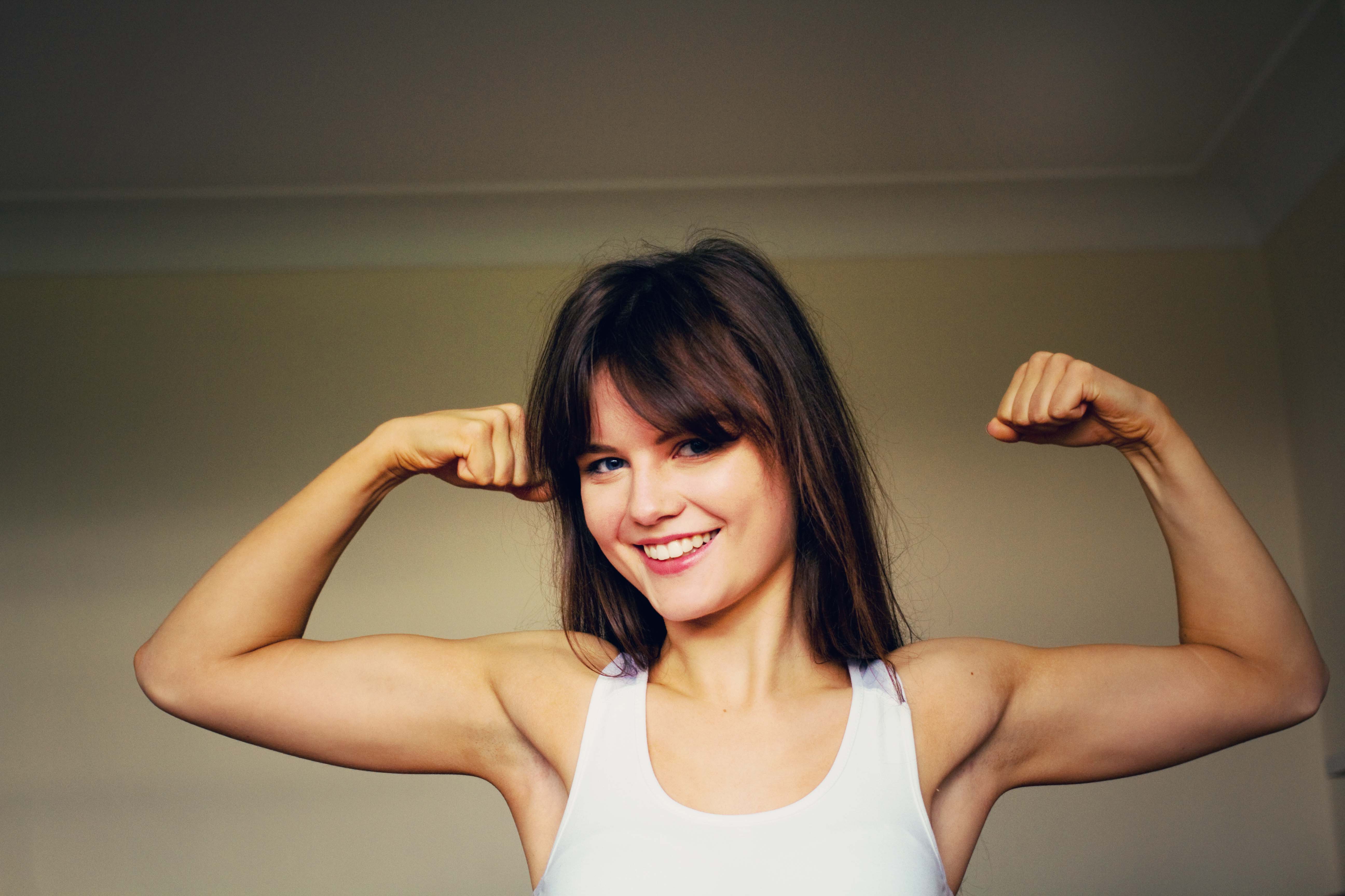 Blogger workout showing off biceps