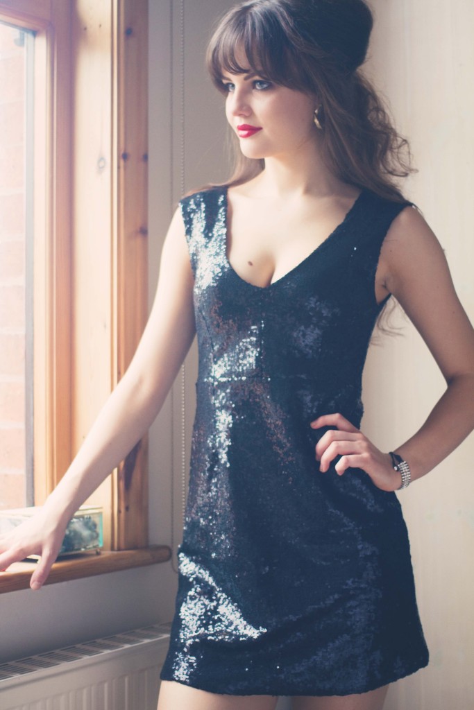 blogger-wearing-short-black-matalan-dress