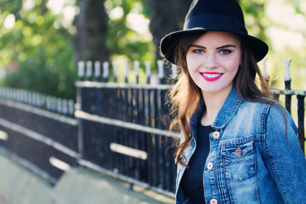 teen-blogger-wearing-fedora-hat