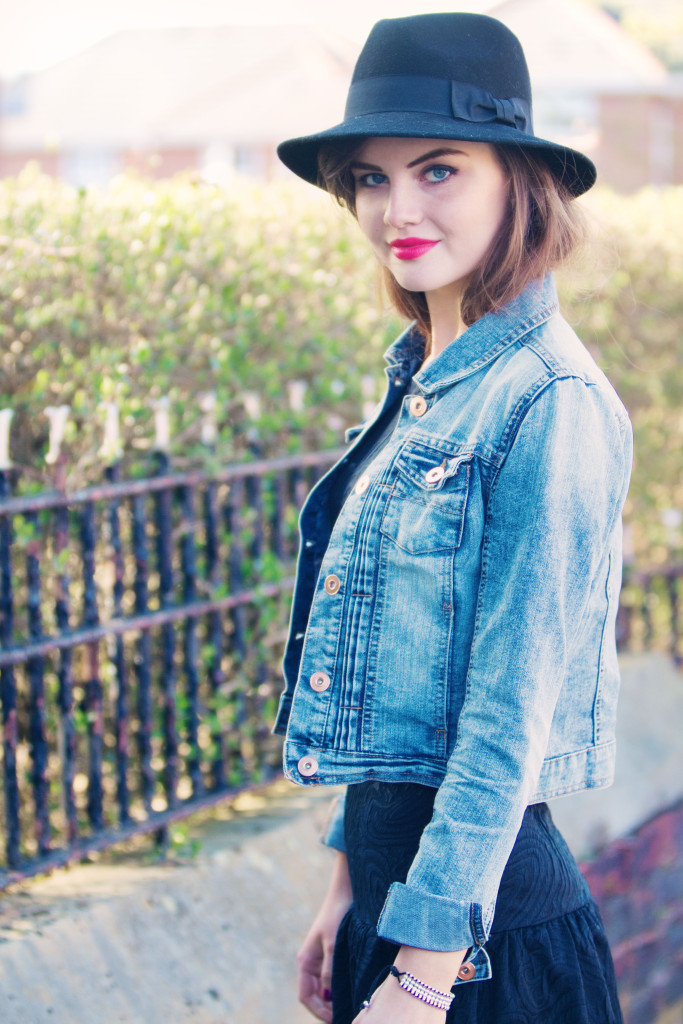 uk-teen-blogger-wearing-cropped-denim-jacket
