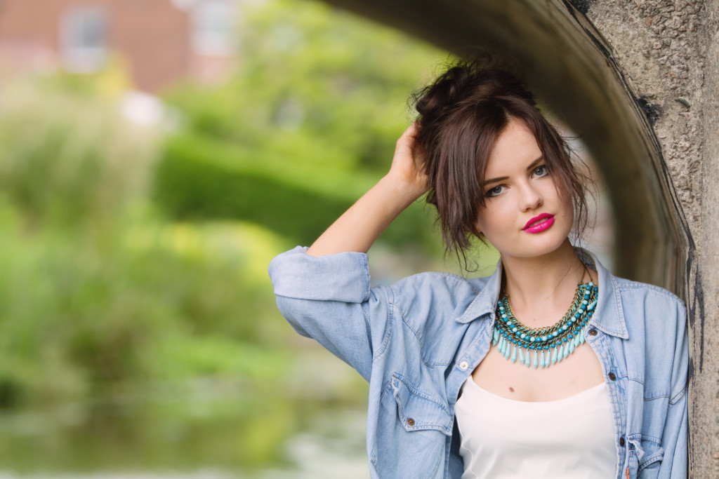 teen-girl-wearing-turquoise-necklace