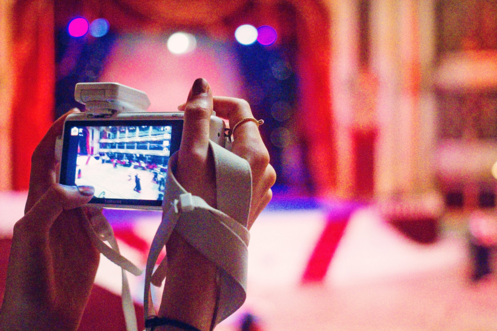 blogger-taking-photographs