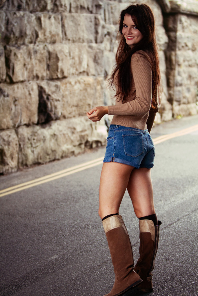 blogger-wearing-denim-jeans-and boots