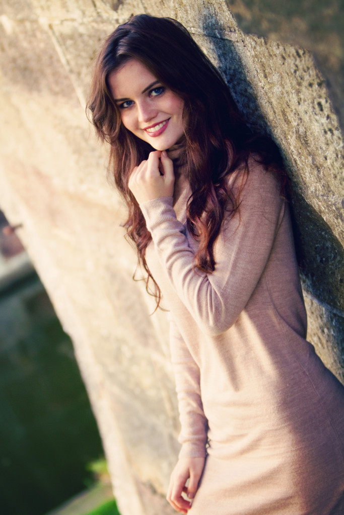 blogger-wearing-sweater-dress