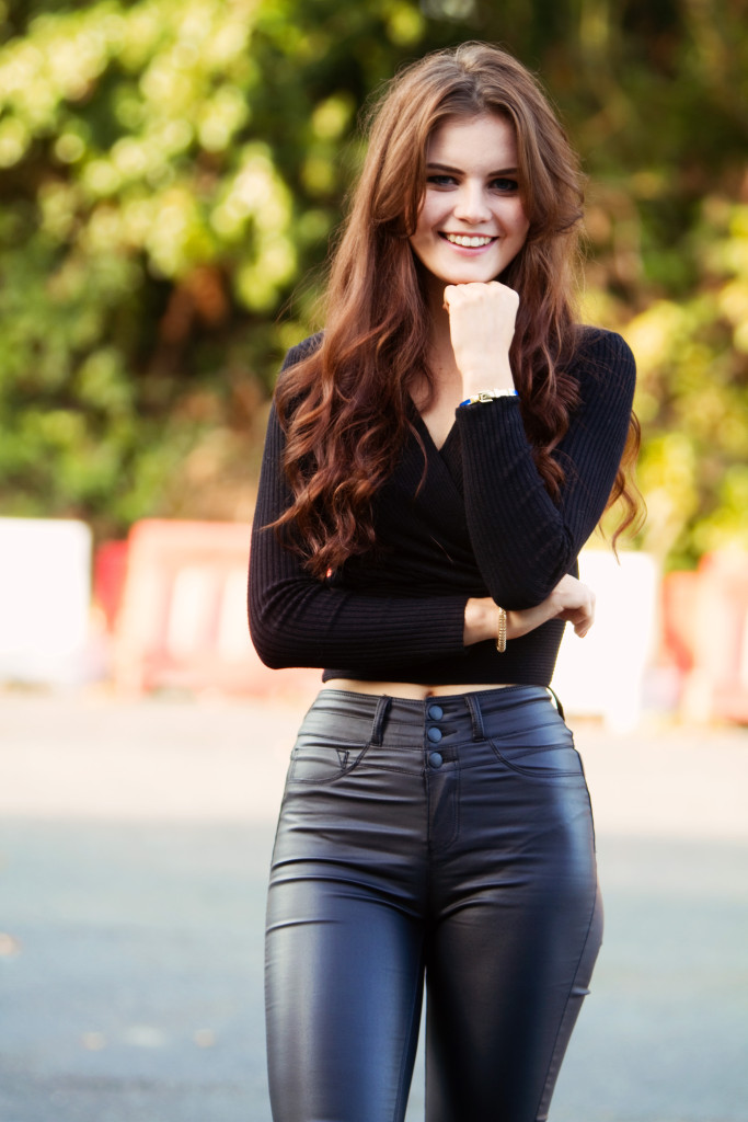 brunette-wearing-black-outfit