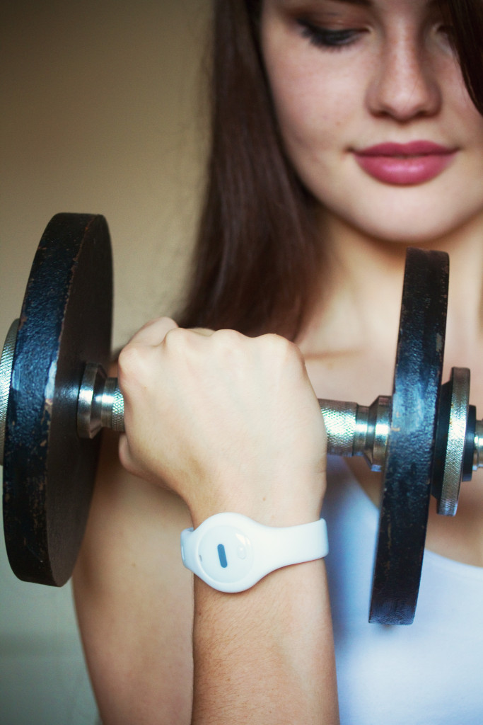 girl-lifting-weights