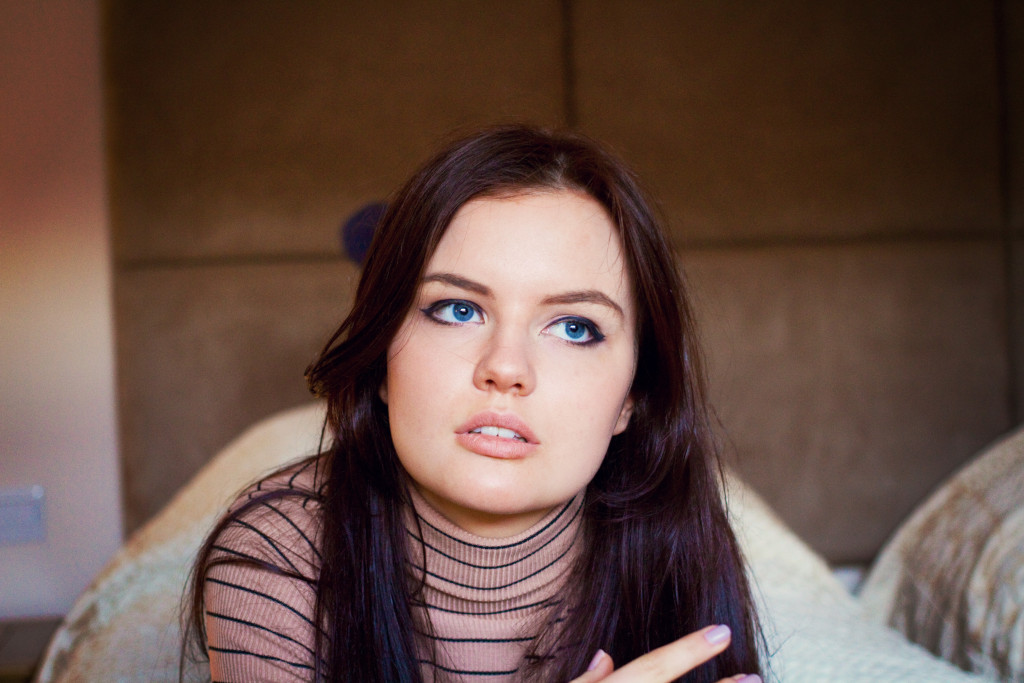 blue-eyes-brunette-portrait